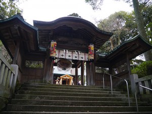 服部神社　神門