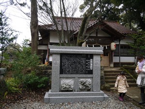 服部神社　由緒と社務所