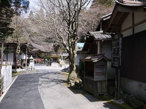 岩間寺　本堂前境内