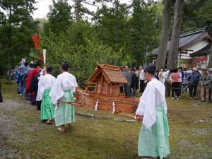 二上射水神社春季例大祭　築山神事