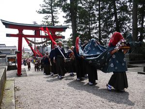 二上射水神社春季例大祭　築山神事