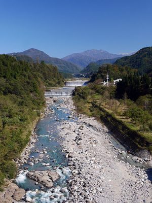 雄山神社中宮祈願殿