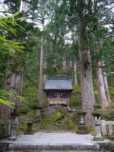 雄山神社中宮祈願殿