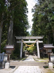 雄山神社中宮祈願殿