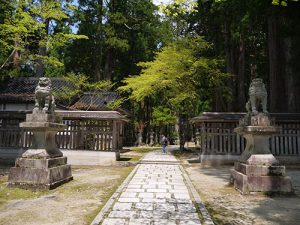 雄山神社中宮祈願殿