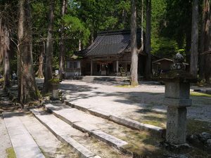 雄山神社中宮祈願殿