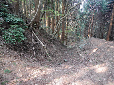 石動山長坂道砦